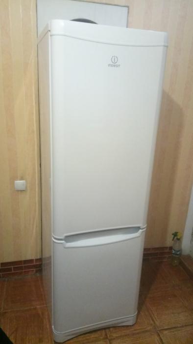 Холодильник Indesit в гарному робочому стані .