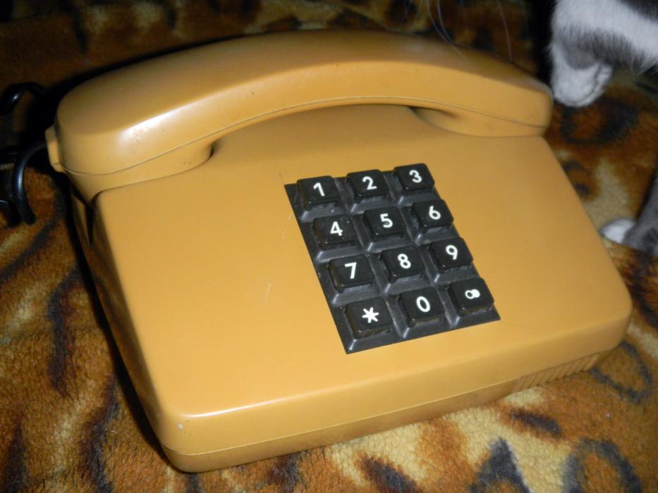 Стаціонарний (домашній) телефон з клавіатурою та гучним динаміком