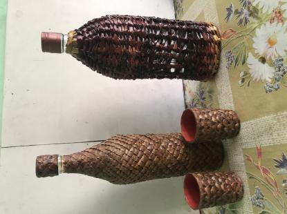 Сувенірні декоративні пляшки з полустаканчиками (стопками).