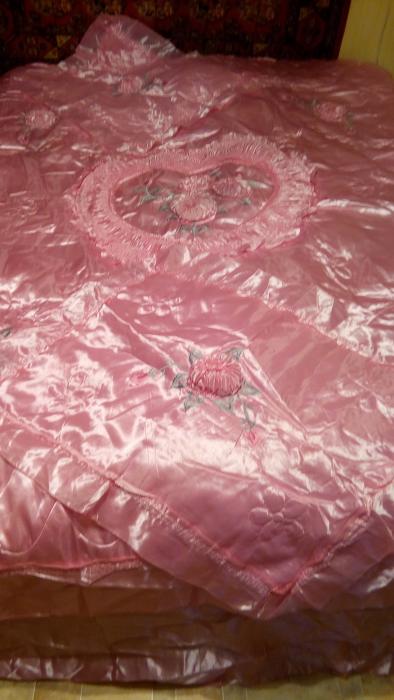Продам розовое покрывало на 2-х спальную кровать