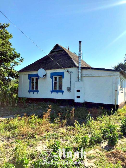 Продам цегляний будинок в центрі села Пищики.
