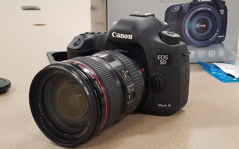 Canon EOS 5D Mark III DSLR камеры с объективом 24-105 мм
