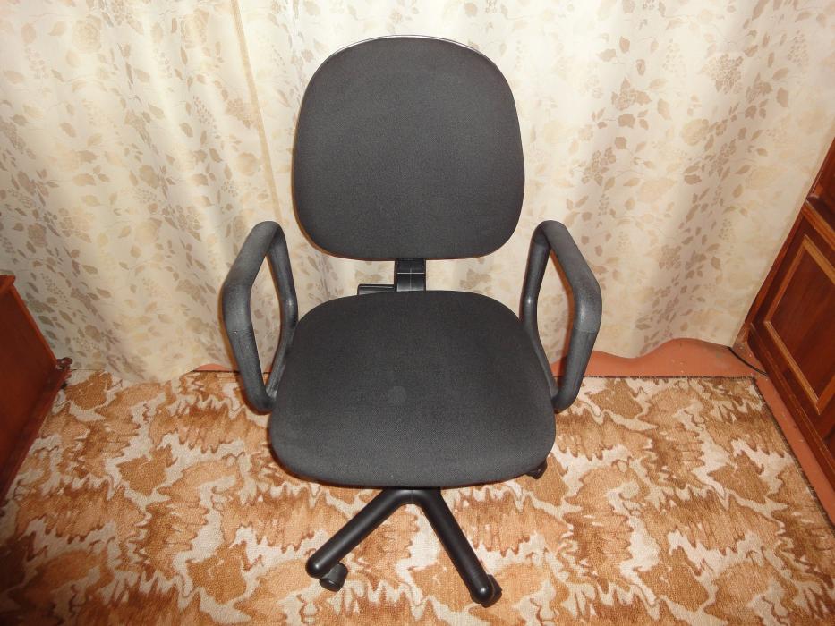 Продам офисное кресло чёрного цвета