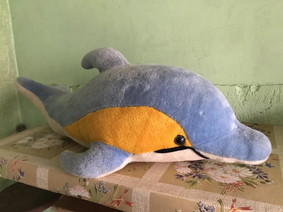 Дельфін, велика м’яка іграшка.