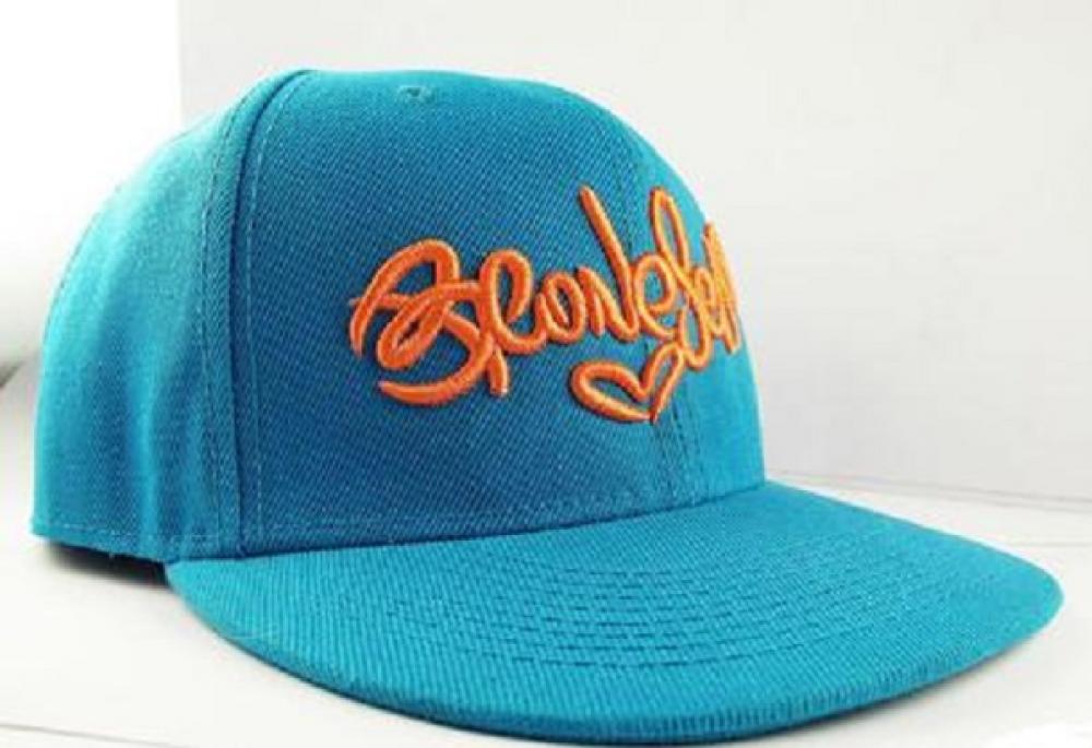 Вишивка на кепках бейсболках на замовлення брендовані кепки з лого