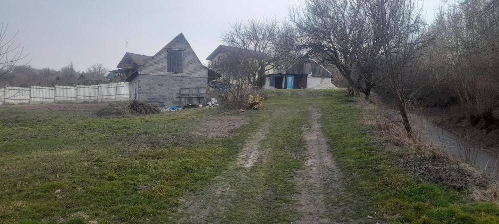 СРОЧНО Продам гарний земельний участок з хатою 30 км від Києва