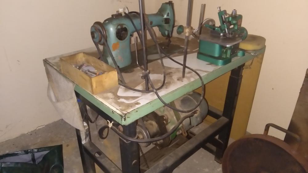 Продається промислова швейна машинка зі столом.