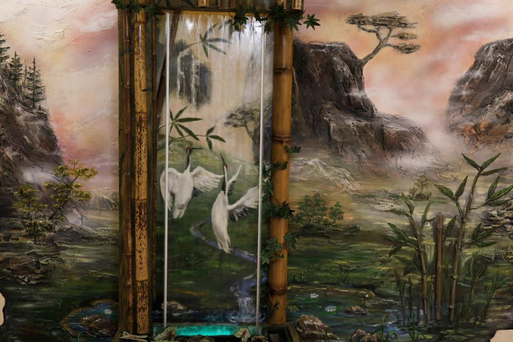 Водопад по стеклу в интерьере от дизайн студии Романа М.